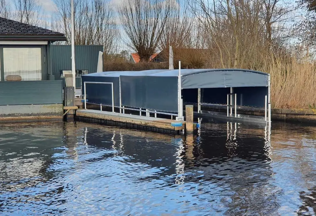 Bootoverkapping, project Bootoverkapping Drijf-Drijf in Grou – 8 x 3 meter, invaarhoogte 1,6 m – foto 1