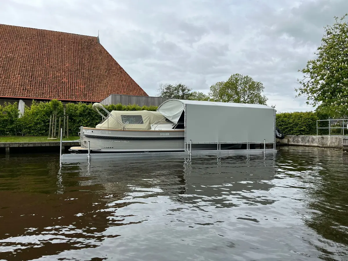 Bootoverkapping, project Bootoverkapping Wal-Drijf in IJlst – 11,3 x 3,5 meter – foto 1