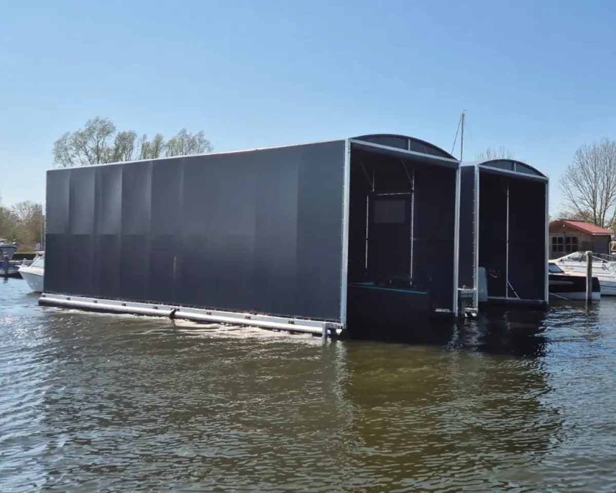Bootoverkapping, project 2 drijvende boothuizen in Biddinghuizen – 10 en 12 meter lang – foto 1