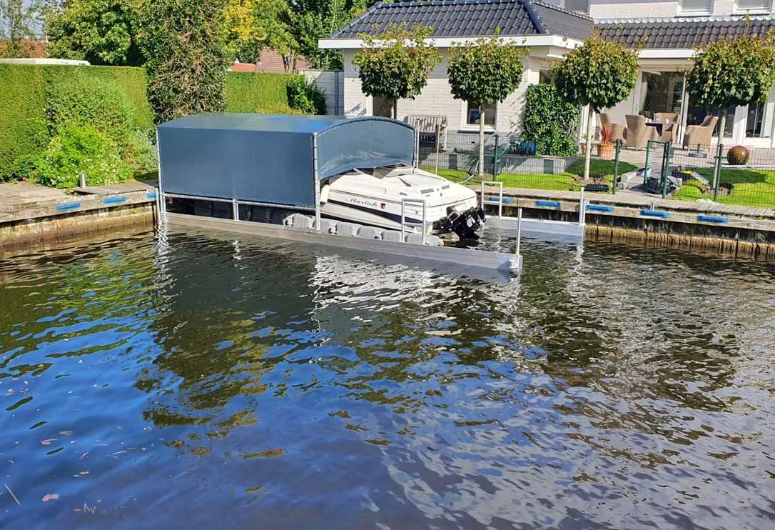 Bootoverkapping Drijf-Drijf met drijvende bootlift in Lemmer