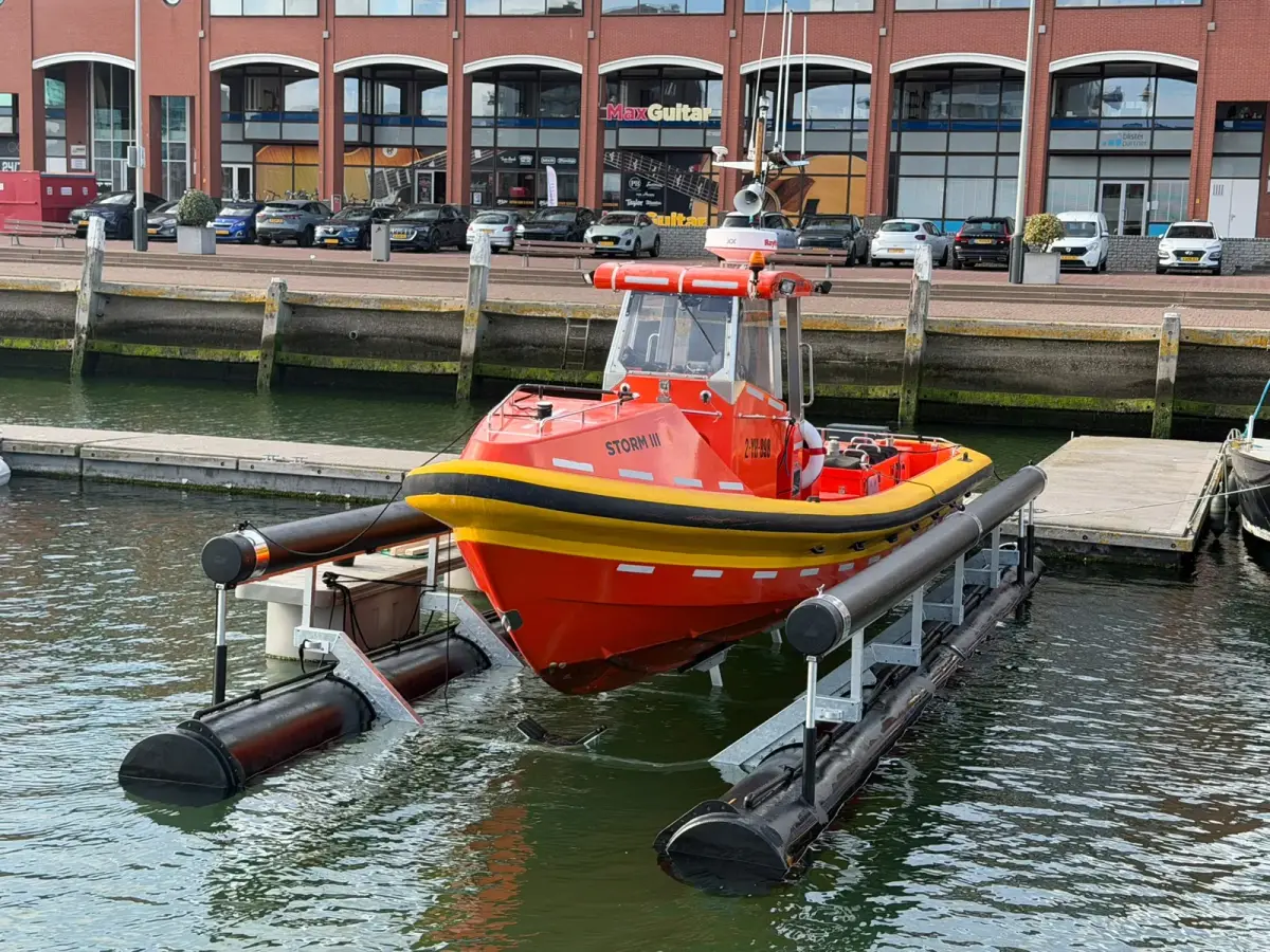 Drijvende bootlift met boot boven het water in Scheveningen