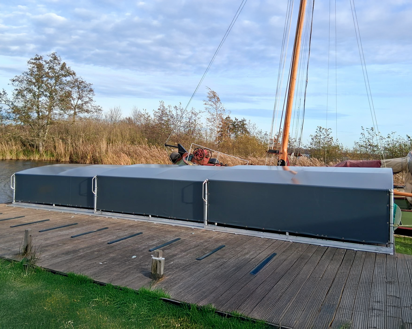 Socials- DUTCH BOAT HOUSE kopi4e